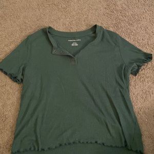 Cropped short sleeve green t-shirt.